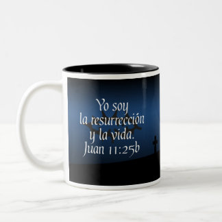 Juan 11:25b Taza Con Verso Biblico Two-Tone Coffee Mug
