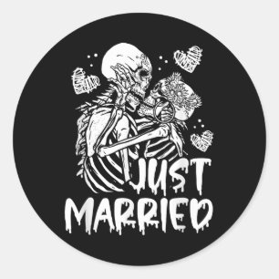 Just Married Halloween Skeleton Bride And Groom We Classic Round Sticker