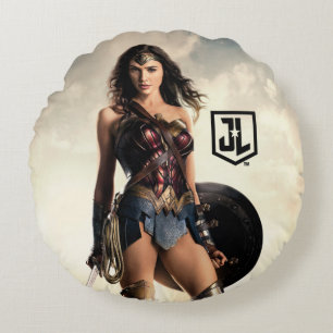 Justice League   Wonder Woman On Battlefield Round Cushion