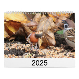 Kalender mit gebastelten Figuren aus Eicheln Calendar