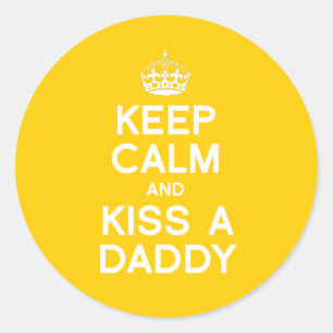 KEEP CALM AND KISS A DADDY CLASSIC ROUND STICKER