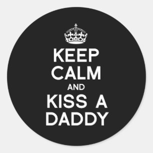 KEEP CALM AND KISS A DADDY CLASSIC ROUND STICKER