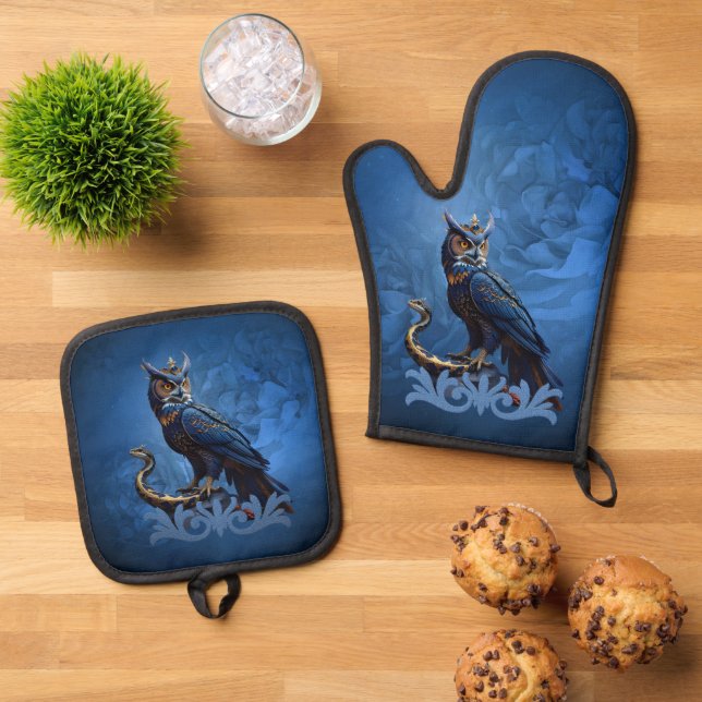 Kings of the skies and land, the majestic owl  oven mitt & pot holder set (Top Down)