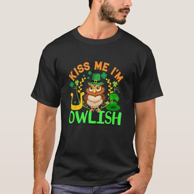 Kiss Me I m Owlish Owl  Shamrock St Patrick's Day  T-Shirt (Front)