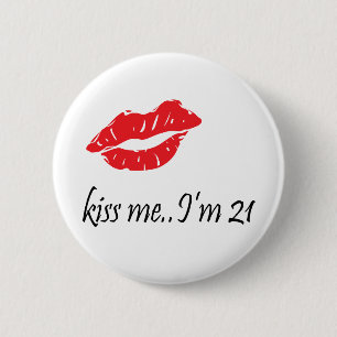Kiss Me I'm 21 6 Cm Round Badge