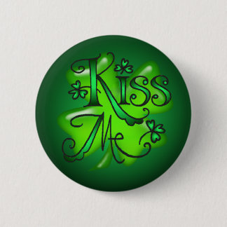 KISS ME SHAMROCKS by SHARON SHARPE 6 Cm Round Badge