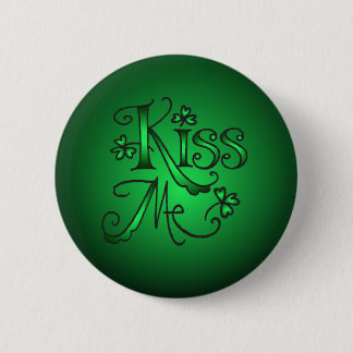 KISS ME SHAMROCKS by SHARON SHARPE 6 Cm Round Badge