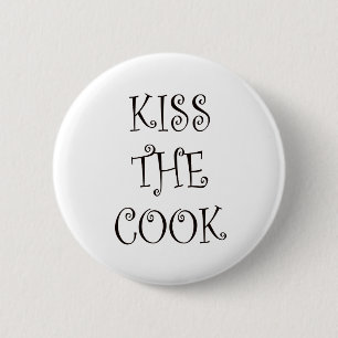 Kiss the cook 6 cm round badge