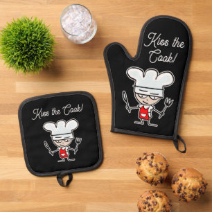 Kiss the cook funny BBQ chef cartoon black Oven Mitt & Pot Holder Set