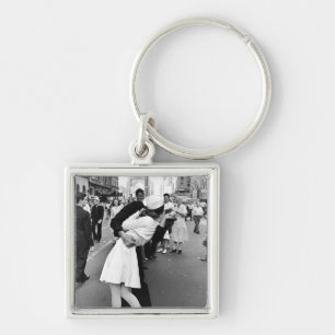Kissing On VJ Day World War Key Ring