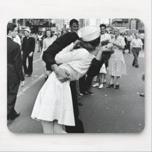 Kissing On VJ Day World War Mouse Mat