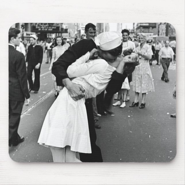 Kissing On VJ Day World War Mouse Mat (Front)