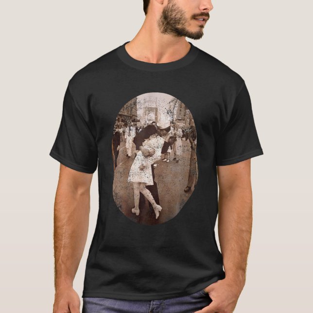 Kissing Sailor Nurse In Times Square 1945,Kiss Day T-Shirt (Front)