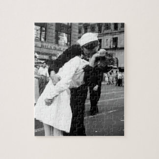 Kissing the War Goodbye at Times Square Jigsaw Puzzle