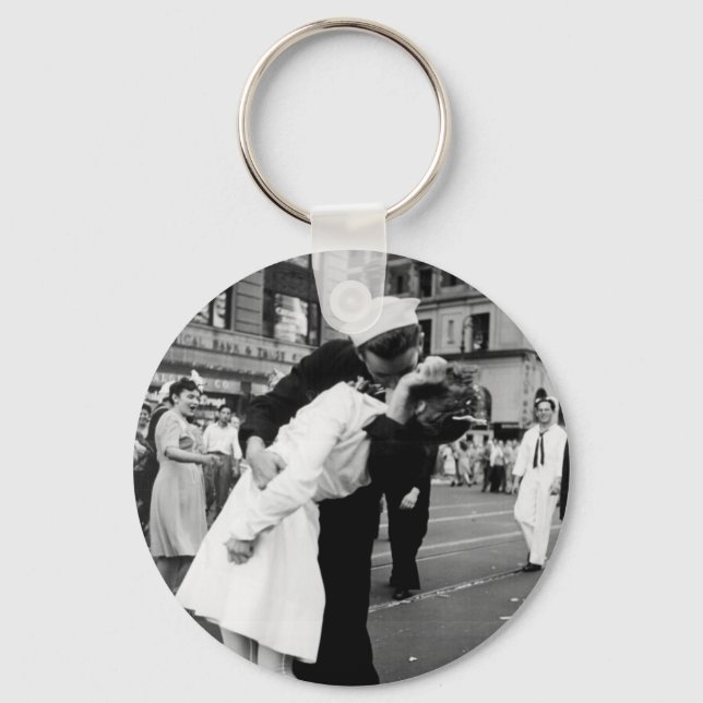 Kissing the War Goodbye at Times Square Key Ring (Front)