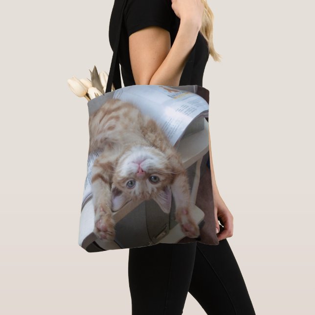 Kitty Relaxing Tote Bag (Close Up)