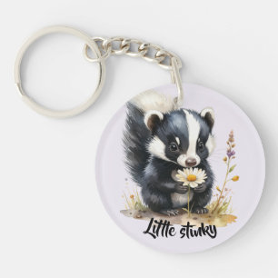 Kleines Stinktier schnüffelt an Gänseblümchen Key Ring