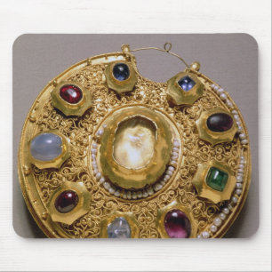 Kolt medallion, gold set with pearls and mouse mat