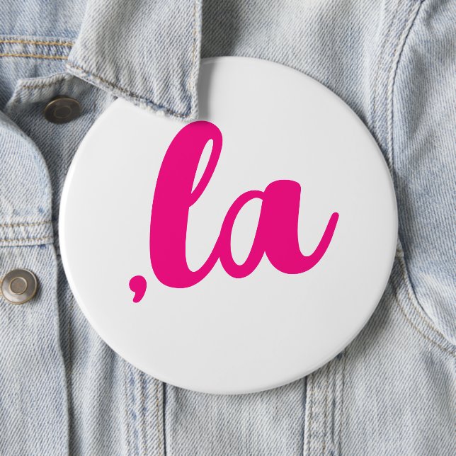 ,la  Kamala comma pronounce hot pink text 6 Cm Round Badge (In Situ)