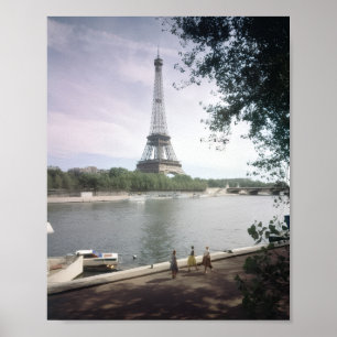 La Tour Eiffel. Paris, vers 1960. Poster