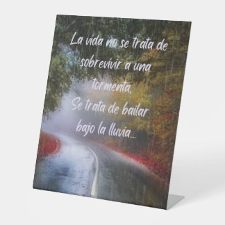 La vida no se trata de sobrevivir a una tormenta,  pedestal sign
