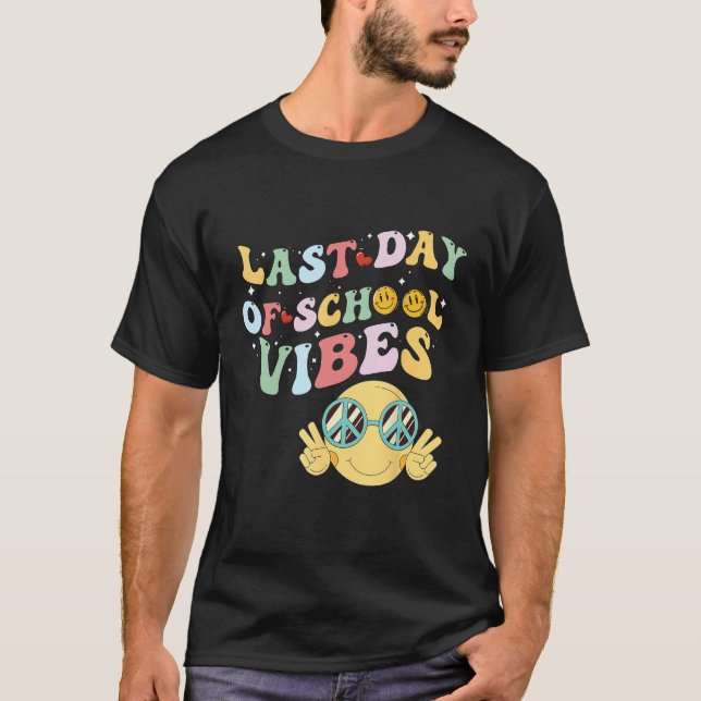 last day of summer vibes, groovy summer, funny tea T-Shirt (Front)