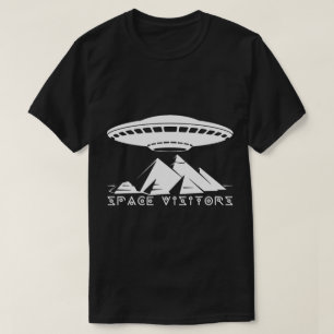 Les visiteurs et les pyramides blanches T-Shirt