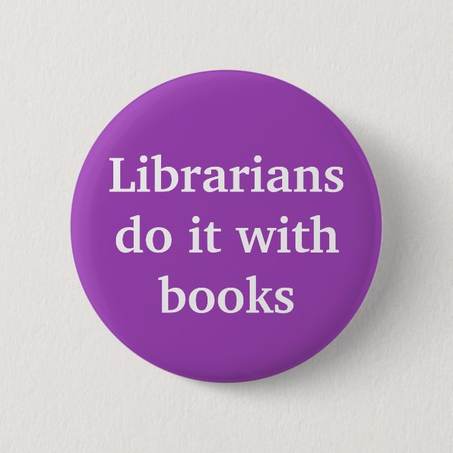 Librarians do it with books 6 cm round badge (Front)