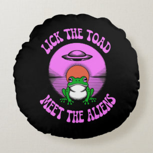 Lick the Toad Meet the Alien – Funny UFO Frog  Round Cushion