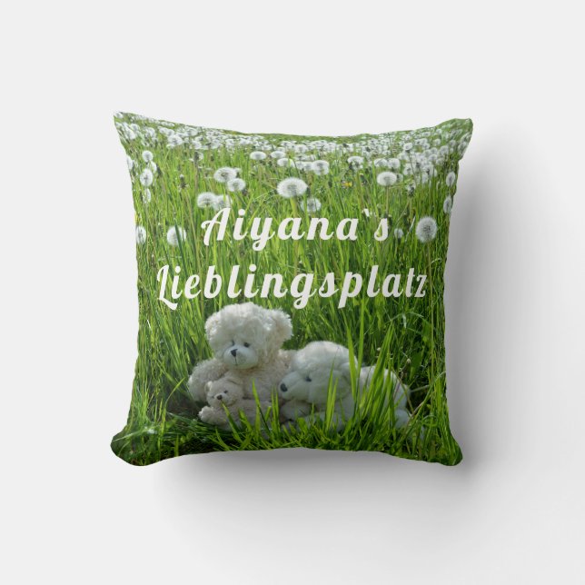 Lieblingsplatz mit Teddy in der Wiese Cushion (Front)