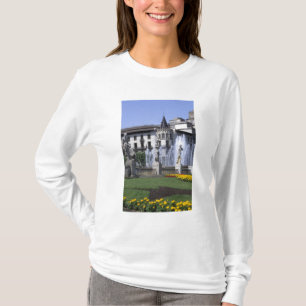Life in Spain the beautiful Plaza Cataluna with T-Shirt