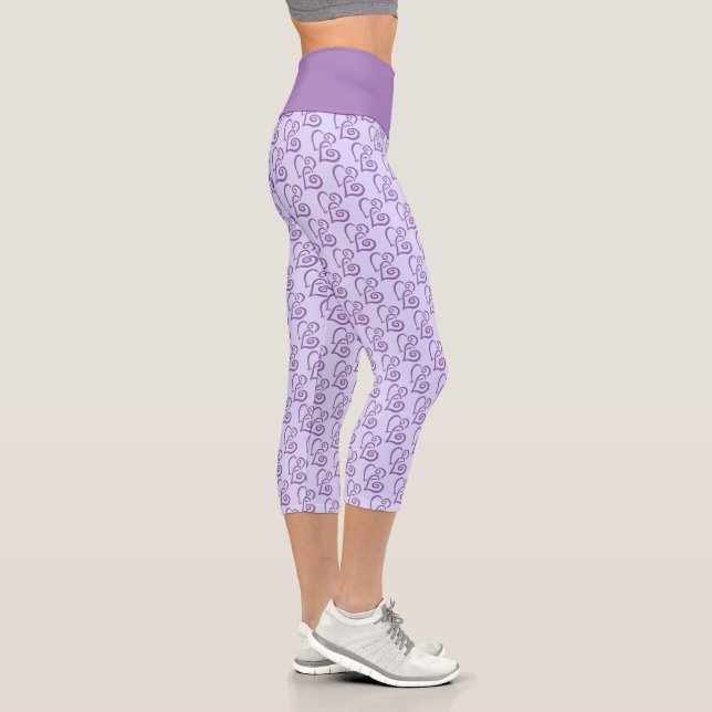 Linked Purple Hearts Pattern On Pastel Purple Capri Leggings (Right)