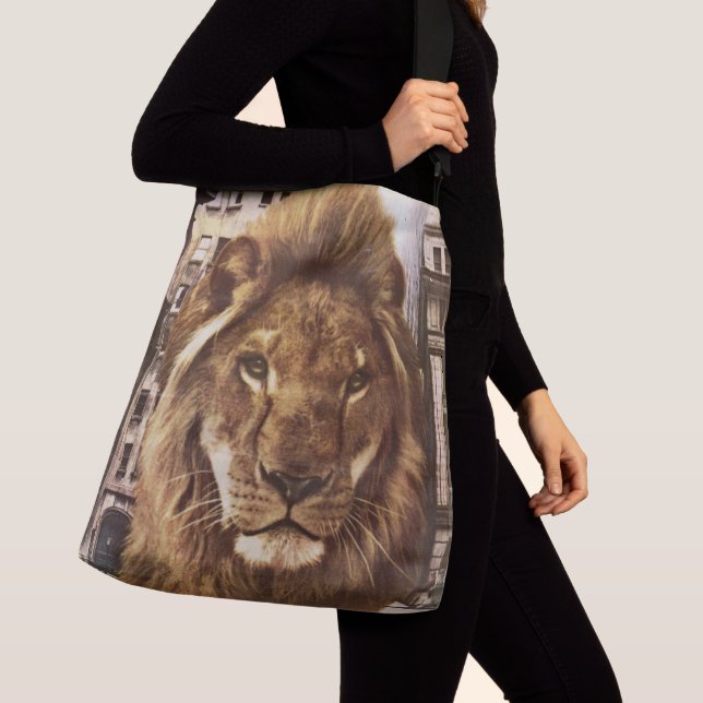 lion in town crossbody bag (Close Up)