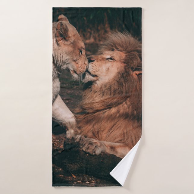 LION LYING ON BROWN ROCK BATH TOWEL (Bath Towel)