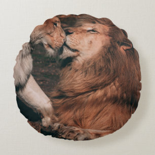 LION LYING ON BROWN ROCK ROUND CUSHION