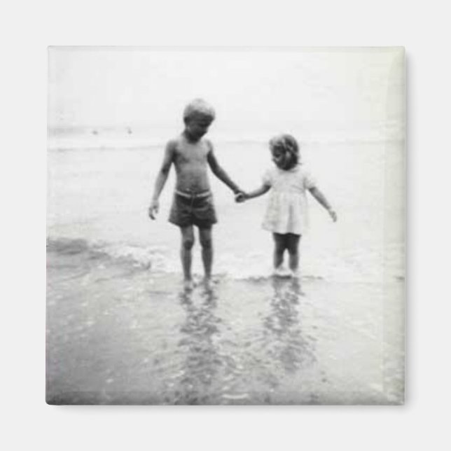 Little boy and girl holding hands magnet (Front)