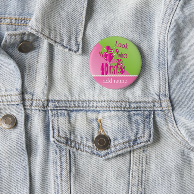 Look Who's 40 in Pink - 40th Birthday 6 Cm Round Badge (In Situ)