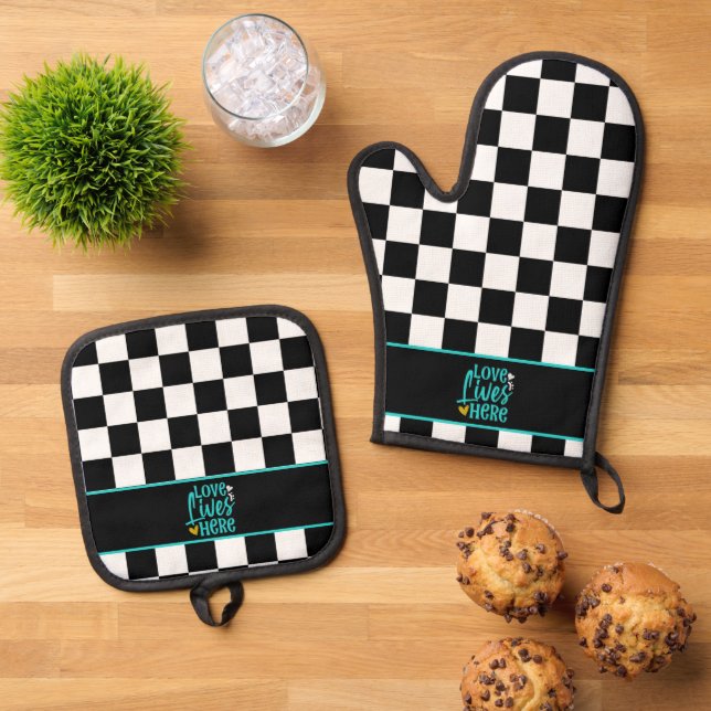 Love Lives Here Black and White Chequered  Oven Mitt & Pot Holder Set (Top Down)