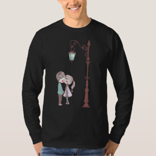 Lovely Couple Kissing Under The Lamppost Happy Gal T-Shirt