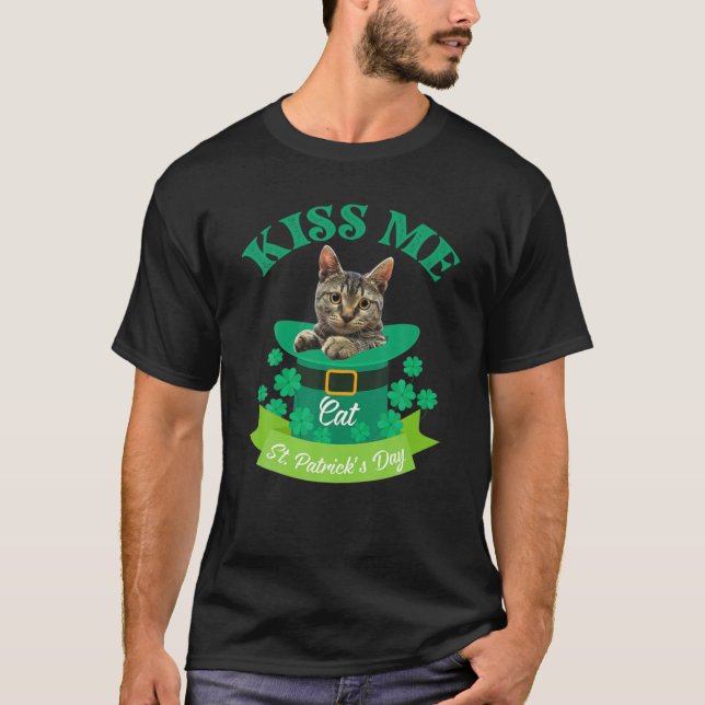 Lucky Cat Lover St Patrick's Day Kiss Me I'm Pugri T-Shirt (Front)