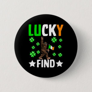Lucky Find Bigfoot Happy St Patricks Day Shirt Fun 6 Cm Round Badge