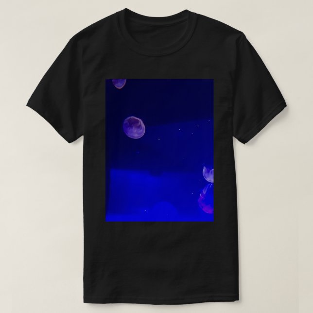 Luminescent Jellyfish in fish tank (Design Front)