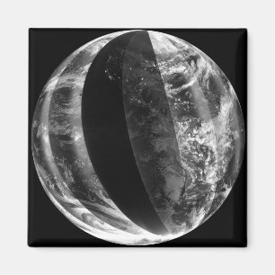 Lunar eclipse magnet