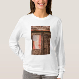 Maine, Faded American flag on door of old barn T-Shirt