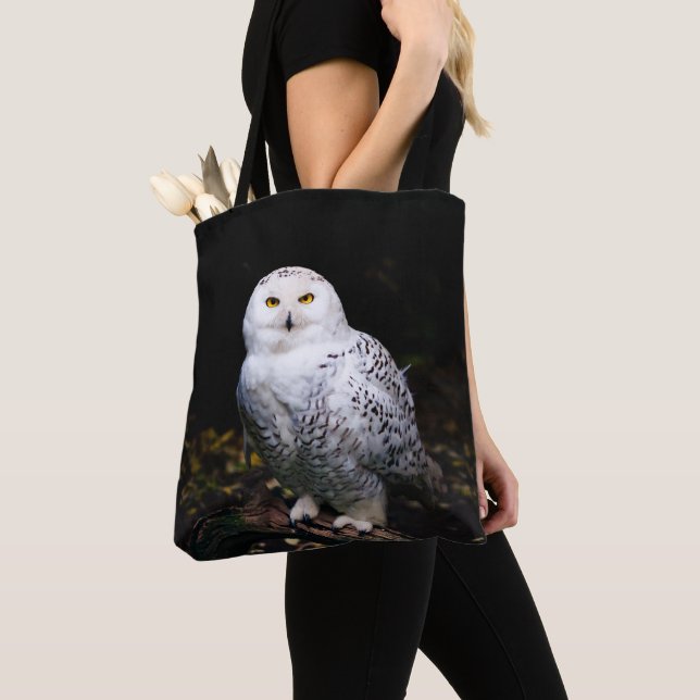 Majestic winter snowy owl tote bag (Close Up)