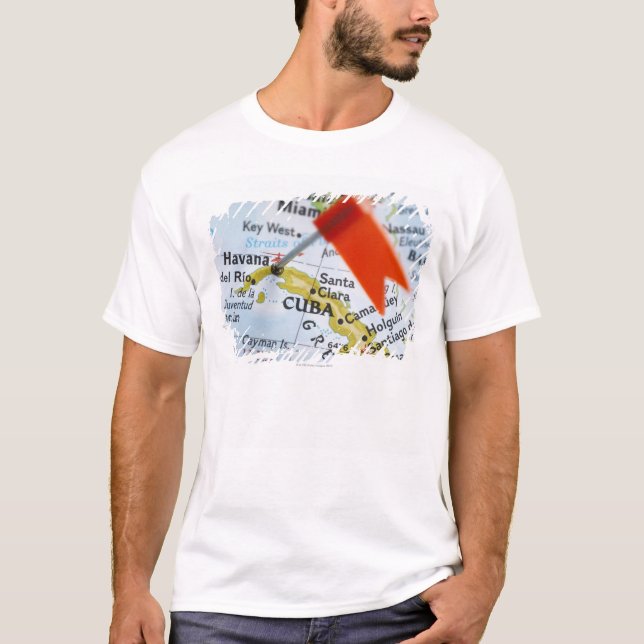 Map pin placed in Havana, Cuba on map, close-up T-Shirt (Front)