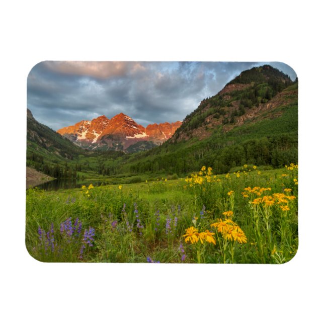 Maroon Bells Reflect Into Calm Maroon Lake Magnet (Horizontal)