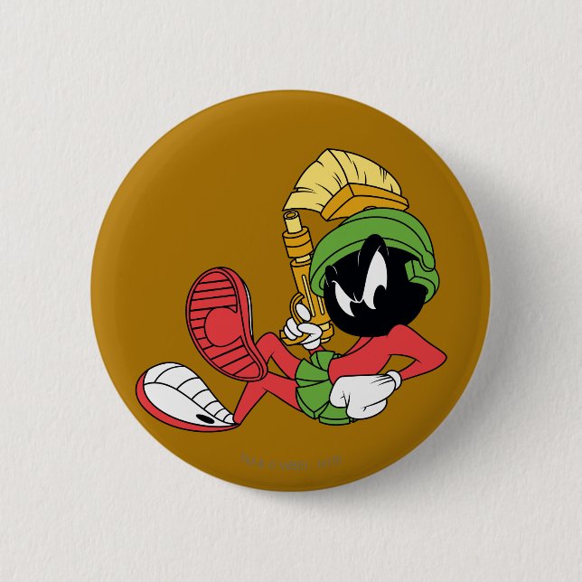 MARVIN THE MARTIAN™ Reclining With Laser 6 Cm Round Badge (Front)