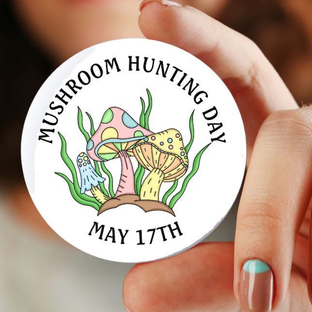 May 17th is Mushroom Hunting Day 6 Cm Round Badge (Creator Uploaded)