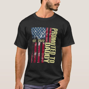 Men Promoted To Daddy 2022 Fun American Flag Fathe T-Shirt